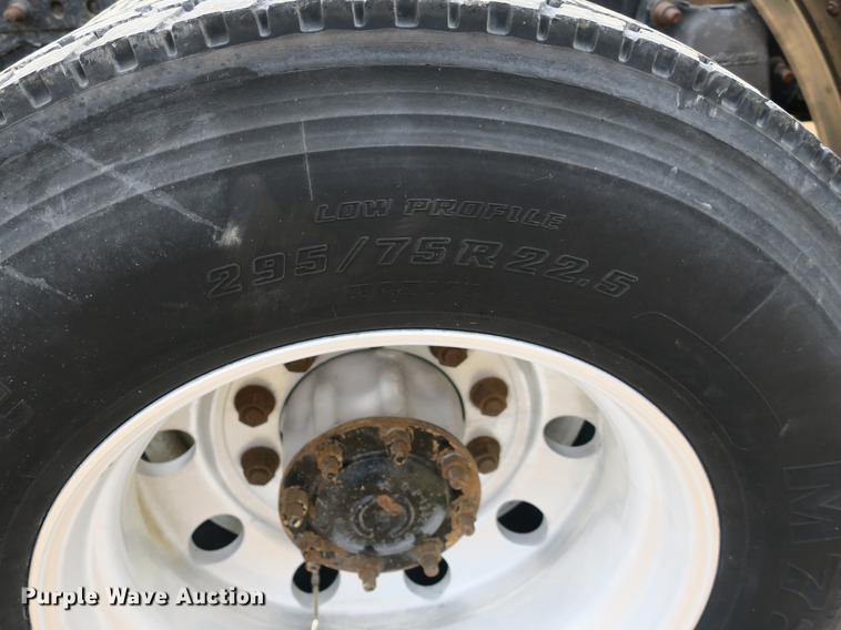 image for item DB8788 2003 Freightliner Columbia semi truck