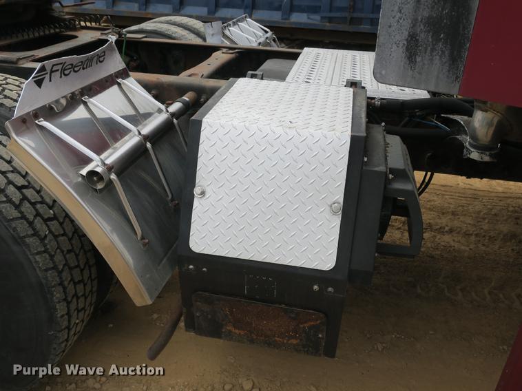 image for item DB8788 2003 Freightliner Columbia semi truck