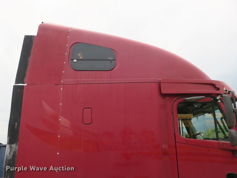 image for item DB8788 2003 Freightliner Columbia semi truck