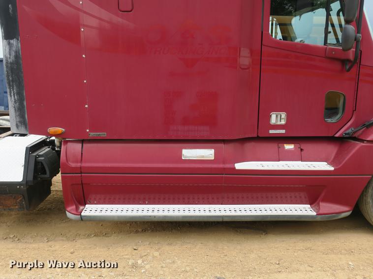 image for item DB8788 2003 Freightliner Columbia semi truck