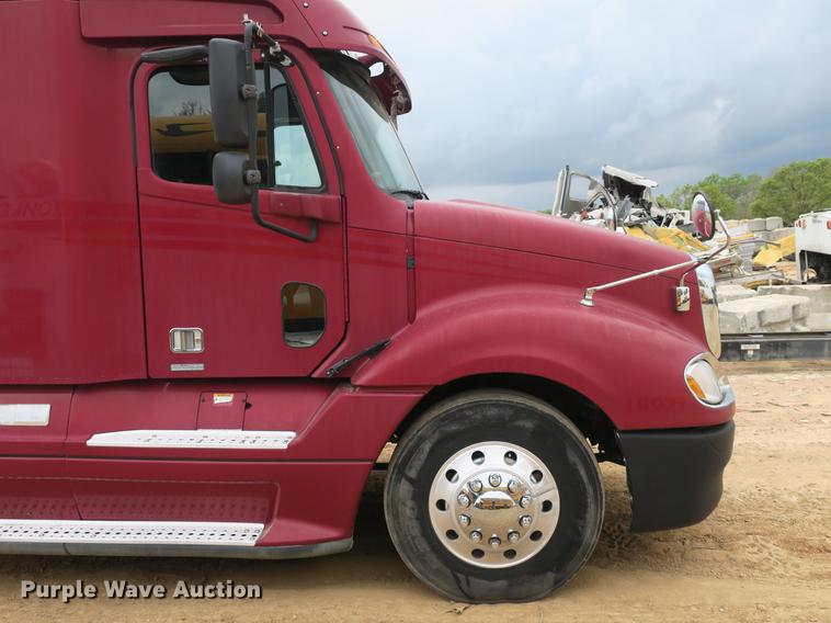 image for item DB8788 2003 Freightliner Columbia semi truck