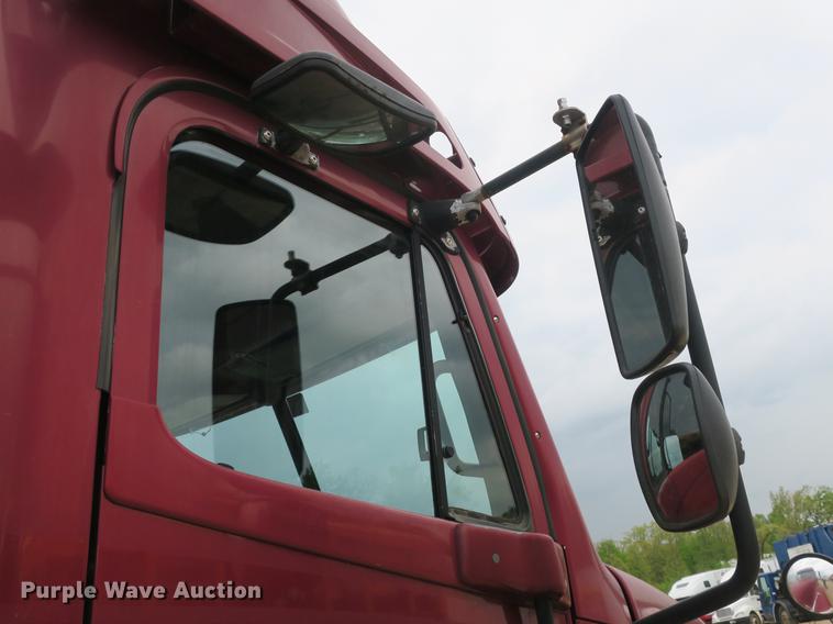 image for item DB8788 2003 Freightliner Columbia semi truck