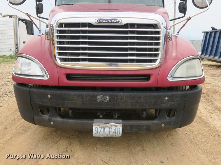 image for item DB8788 2003 Freightliner Columbia semi truck