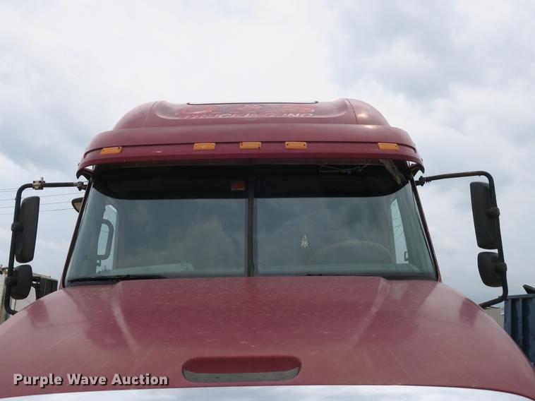 image for item DB8788 2003 Freightliner Columbia semi truck