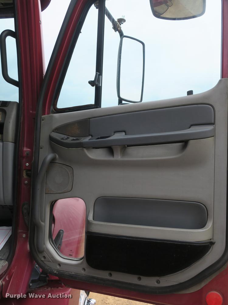 image for item DB8788 2003 Freightliner Columbia semi truck