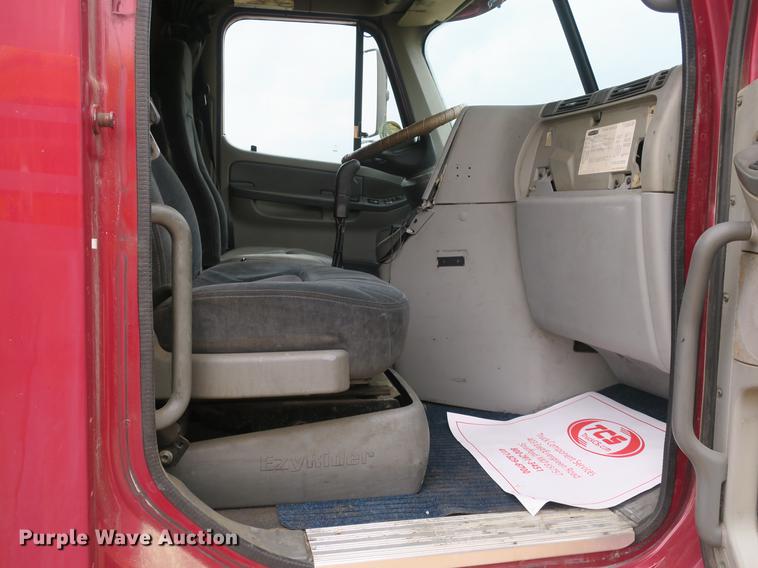 image for item DB8788 2003 Freightliner Columbia semi truck