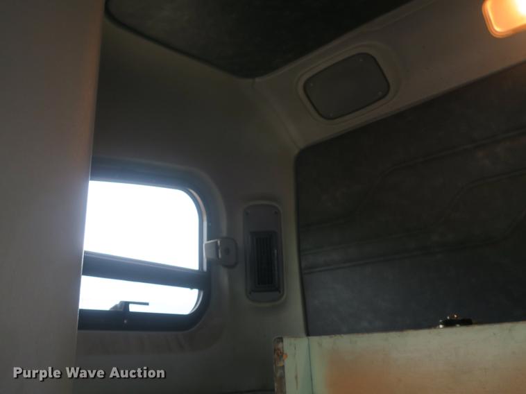 image for item DB8788 2003 Freightliner Columbia semi truck