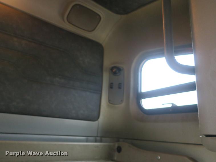 image for item DB8788 2003 Freightliner Columbia semi truck