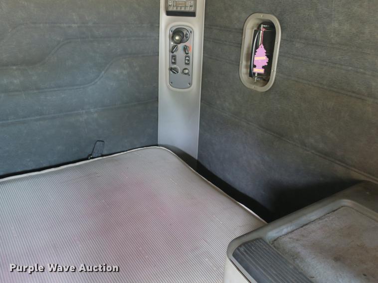 image for item DB8788 2003 Freightliner Columbia semi truck