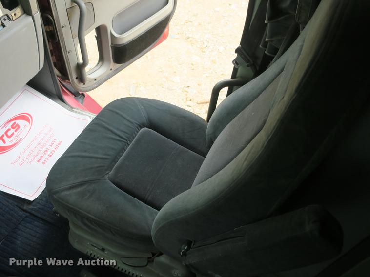 image for item DB8788 2003 Freightliner Columbia semi truck