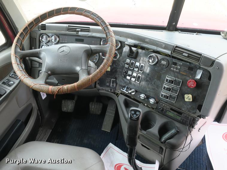 image for item DB8788 2003 Freightliner Columbia semi truck