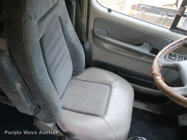 image for item DB8788 2003 Freightliner Columbia semi truck