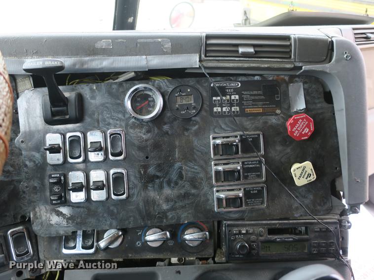 image for item DB8788 2003 Freightliner Columbia semi truck