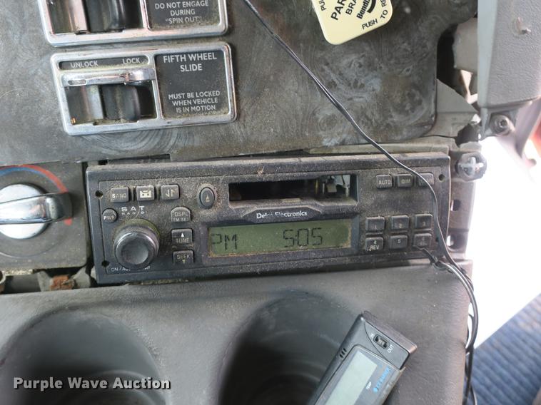 image for item DB8788 2003 Freightliner Columbia semi truck