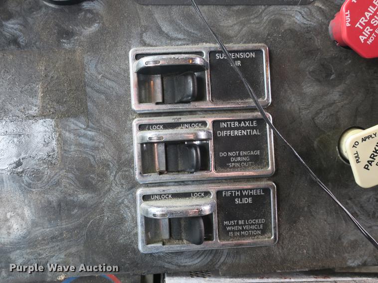 image for item DB8788 2003 Freightliner Columbia semi truck