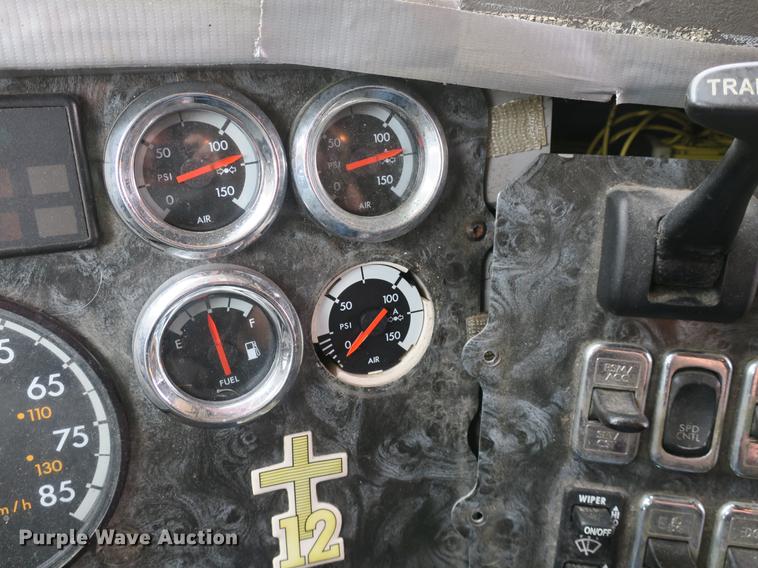 image for item DB8788 2003 Freightliner Columbia semi truck