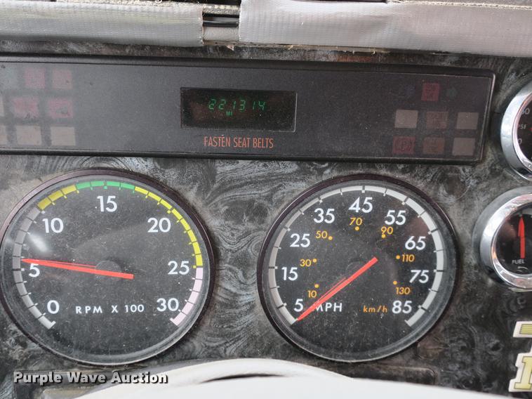 image for item DB8788 2003 Freightliner Columbia semi truck