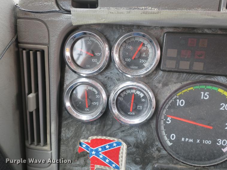 image for item DB8788 2003 Freightliner Columbia semi truck