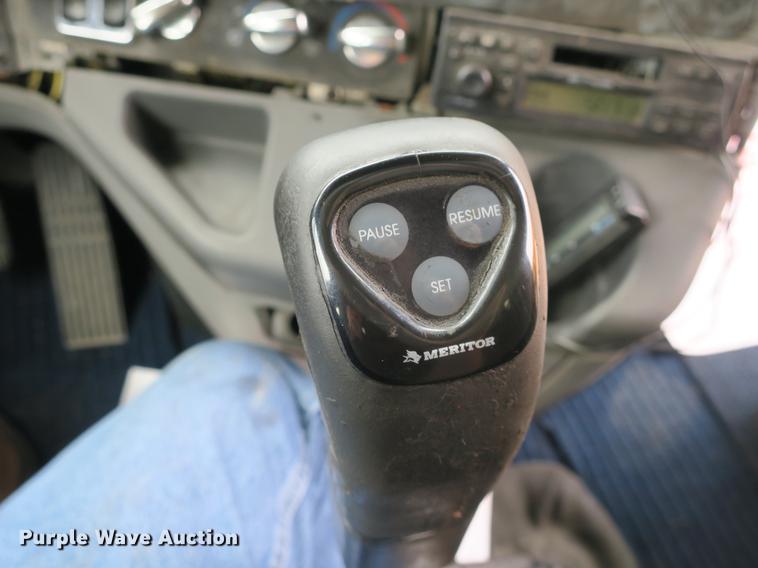 image for item DB8788 2003 Freightliner Columbia semi truck