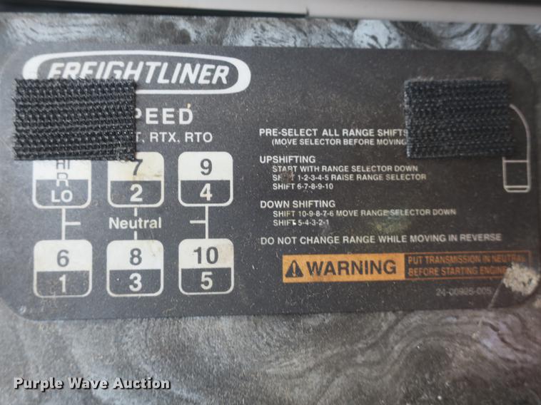 image for item DB8788 2003 Freightliner Columbia semi truck