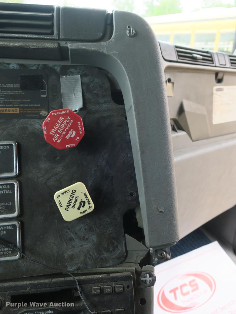 image for item DB8788 2003 Freightliner Columbia semi truck