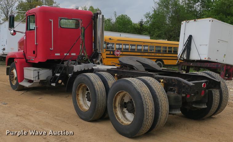 image for item DB8789 2001 Freightliner FLD semi truck