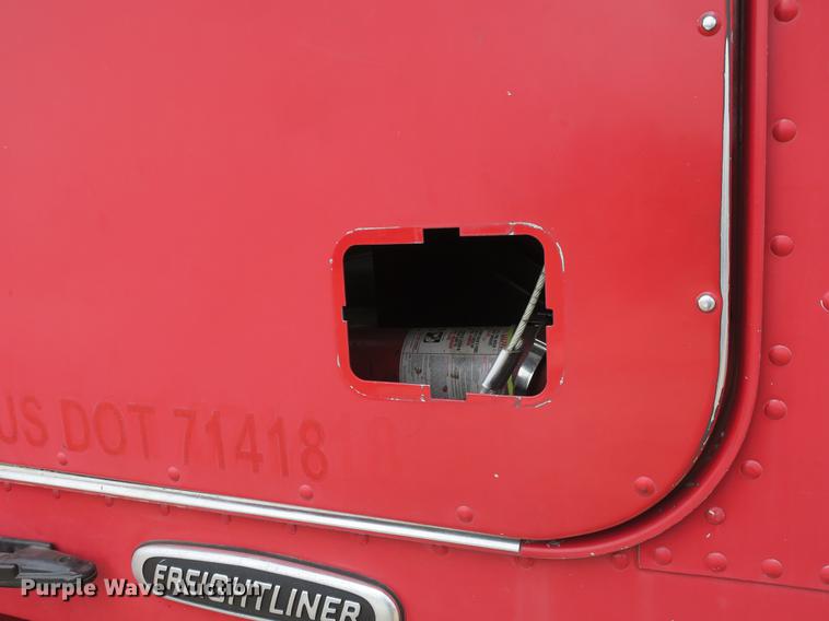 image for item DB8789 2001 Freightliner FLD semi truck