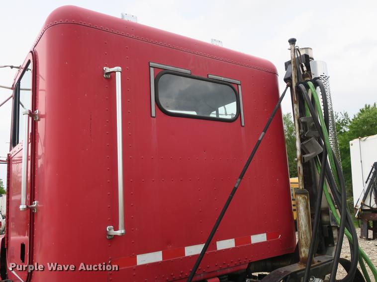 image for item DB8789 2001 Freightliner FLD semi truck