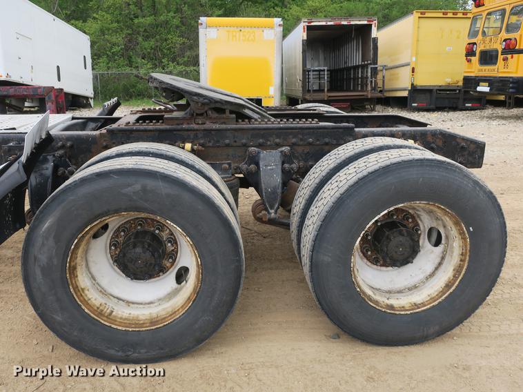 image for item DB8789 2001 Freightliner FLD semi truck