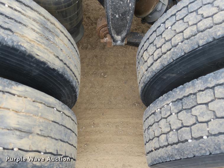 image for item DB8789 2001 Freightliner FLD semi truck