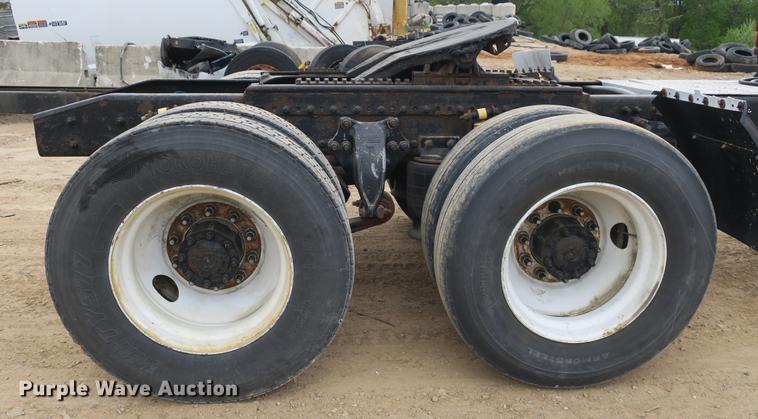 image for item DB8789 2001 Freightliner FLD semi truck