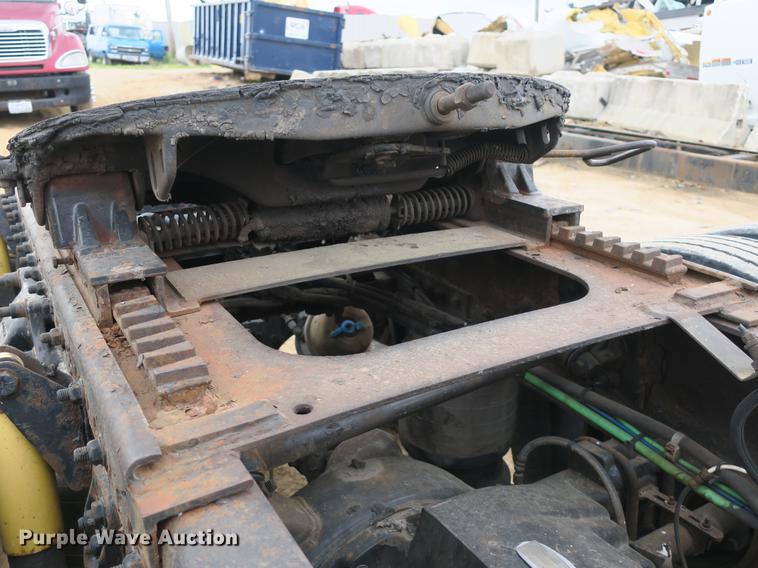 image for item DB8789 2001 Freightliner FLD semi truck