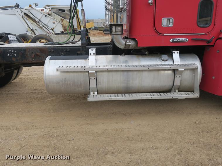 image for item DB8789 2001 Freightliner FLD semi truck