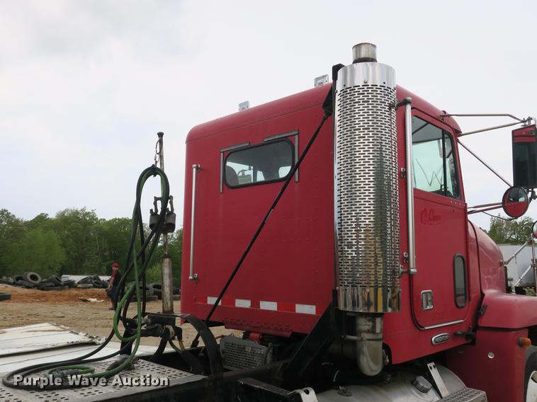 image for item DB8789 2001 Freightliner FLD semi truck