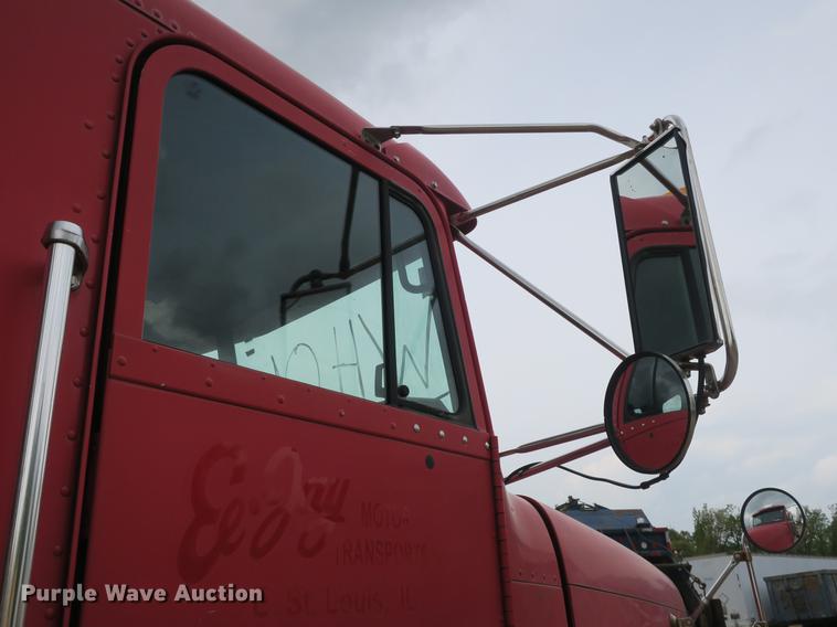 image for item DB8789 2001 Freightliner FLD semi truck