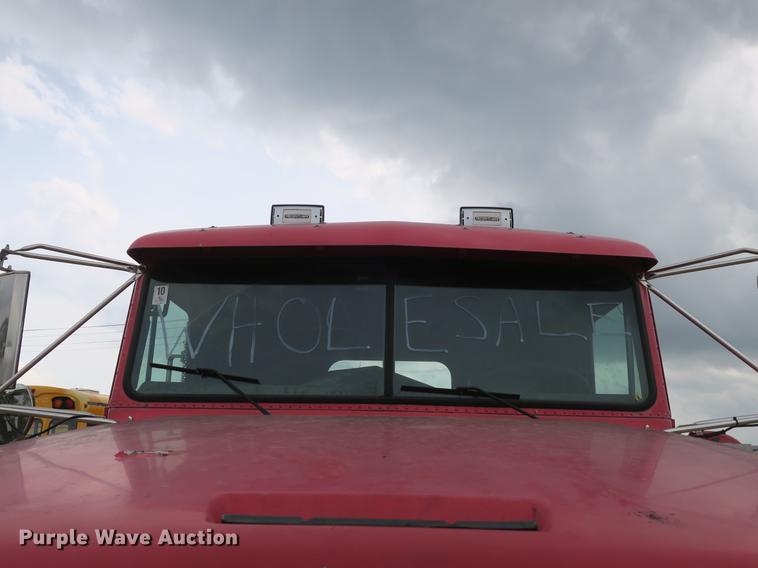 image for item DB8789 2001 Freightliner FLD semi truck