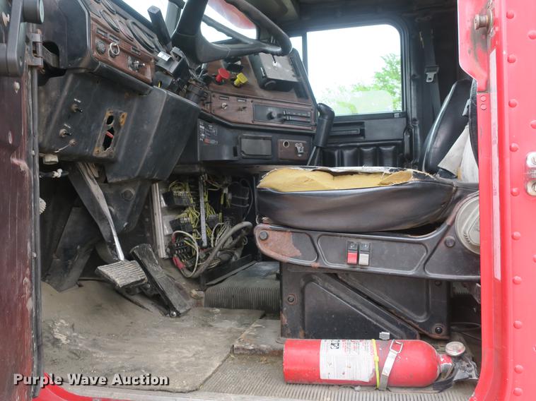 image for item DB8789 2001 Freightliner FLD semi truck