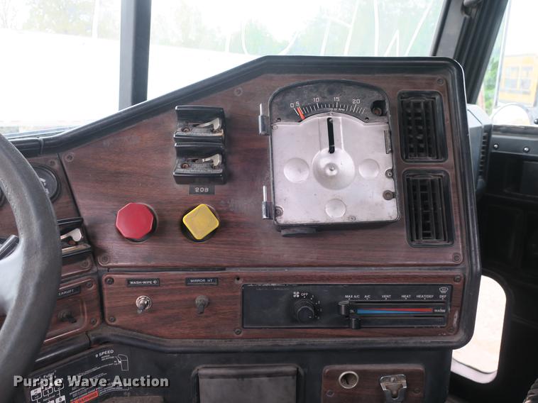 image for item DB8789 2001 Freightliner FLD semi truck