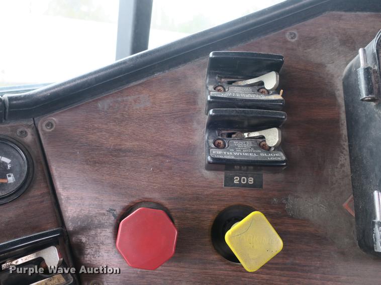 image for item DB8789 2001 Freightliner FLD semi truck