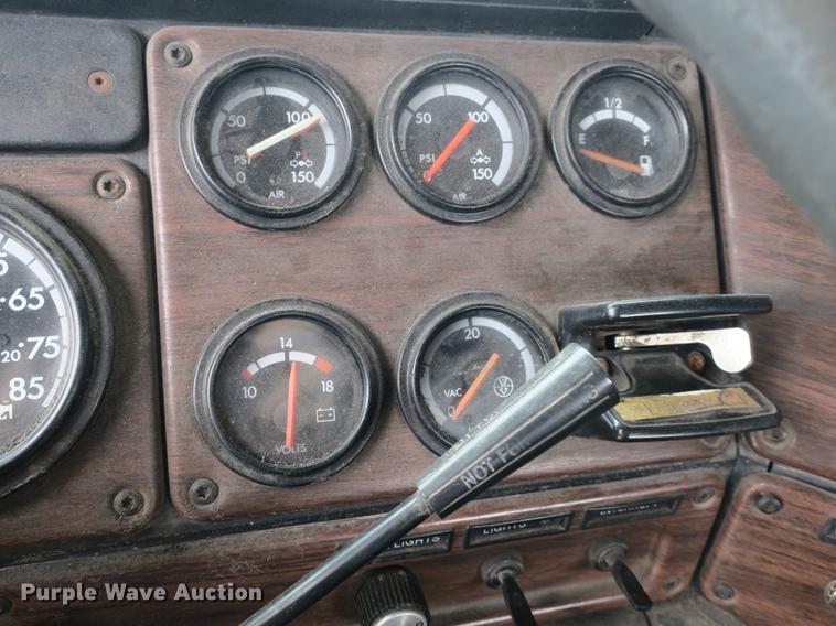 image for item DB8789 2001 Freightliner FLD semi truck