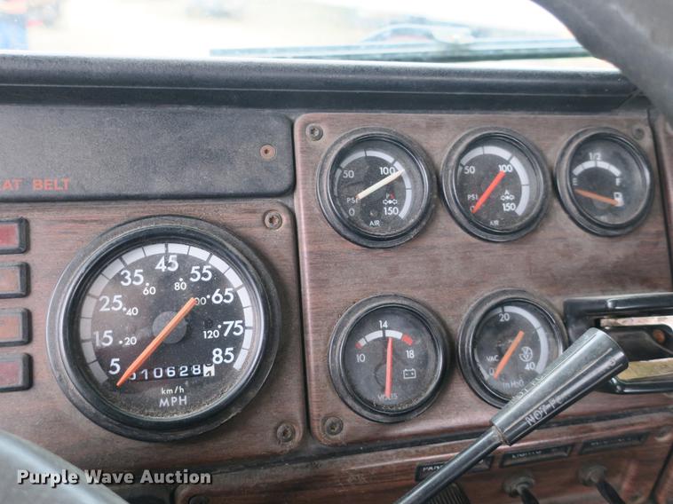 image for item DB8789 2001 Freightliner FLD semi truck