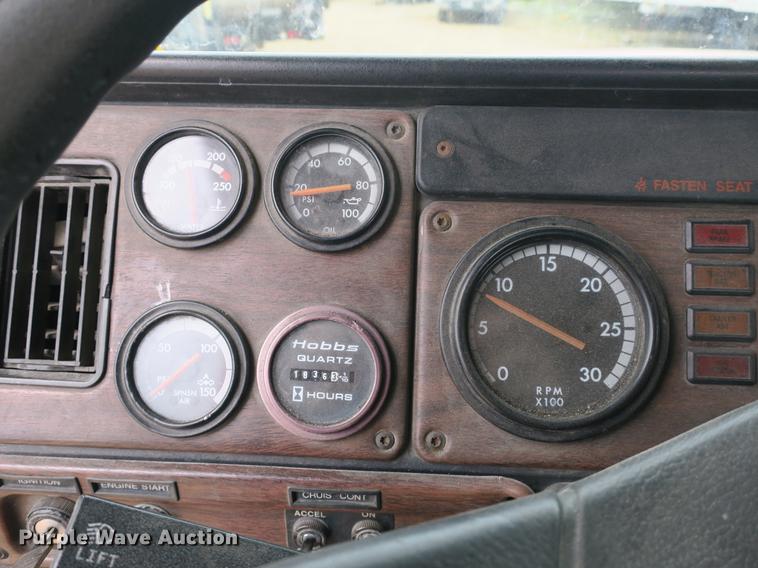 image for item DB8789 2001 Freightliner FLD semi truck