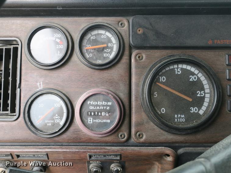 image for item DB8789 2001 Freightliner FLD semi truck