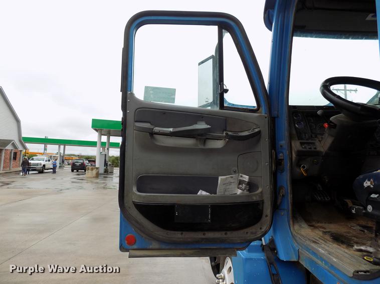 image for item DB9722 2002 Freightliner Columbia semi truck