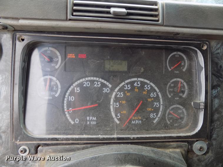 image for item DB9722 2002 Freightliner Columbia semi truck