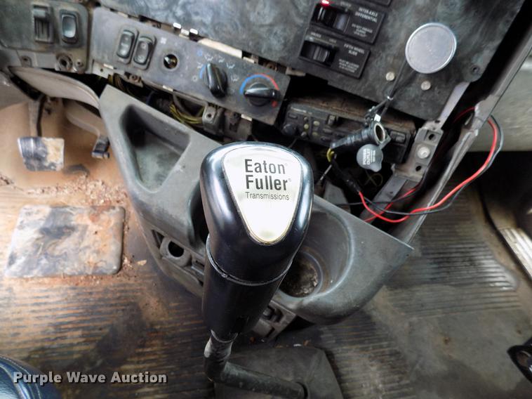 image for item DB9722 2002 Freightliner Columbia semi truck