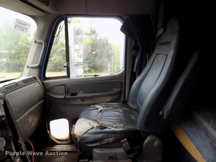 image for item DB9722 2002 Freightliner Columbia semi truck