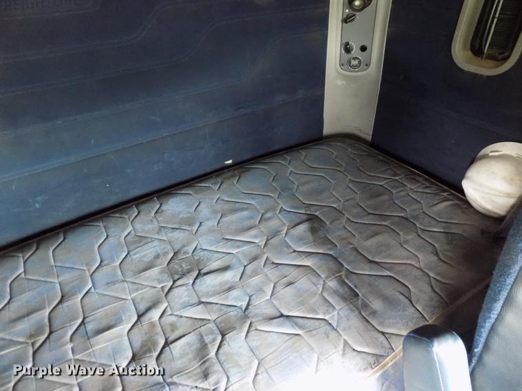 image for item DB9722 2002 Freightliner Columbia semi truck