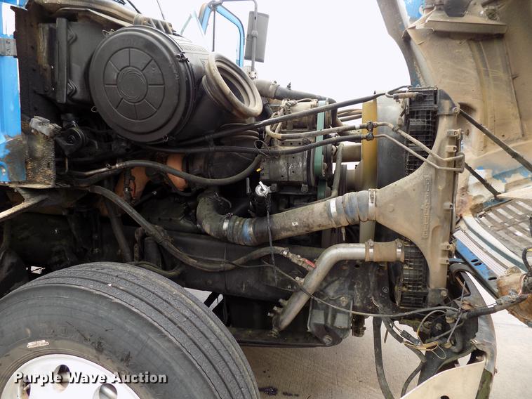 image for item DB9722 2002 Freightliner Columbia semi truck