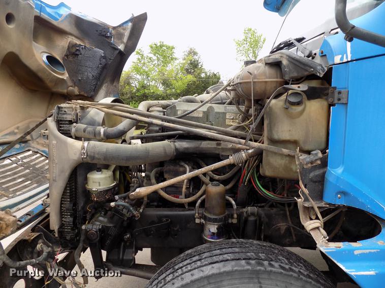 image for item DB9722 2002 Freightliner Columbia semi truck